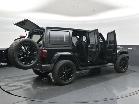 Used 2022 Jeep Wrangler Unlimited Sahara w/ Cold Weather Group AWD/4WD image 46