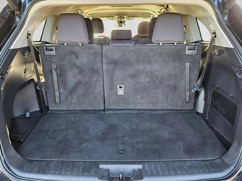 Used 2025 Toyota Highlander LE FWD image 6