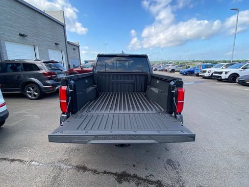 Used 2025 Toyota Tacoma SR5 AWD/4WD image 9