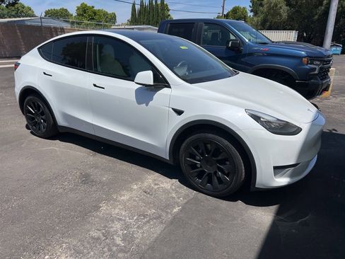 Used 2021 Tesla Model Y Long Range AWD/4WD image 1