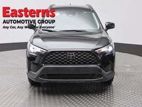 Used 2025 Toyota Corolla Cross LE FWD image 2