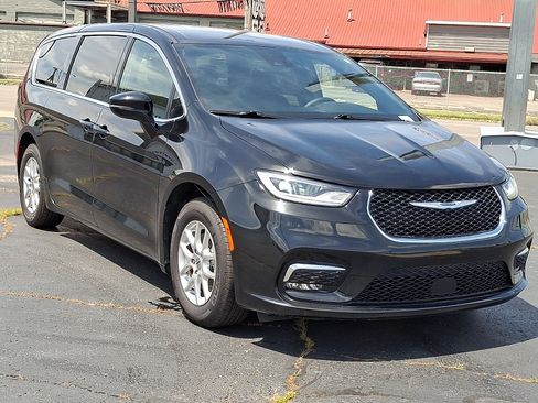 Used 2025 Chrysler Pacifica Select FWD image 1
