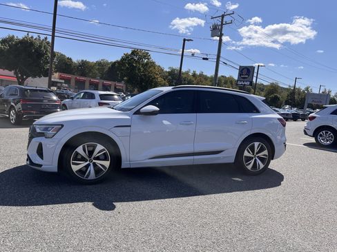 Certified 2024 Audi Q8 e-tron Premium image 4