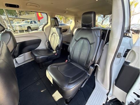 Used 2023 Chrysler Pacifica Touring-L FWD image 12