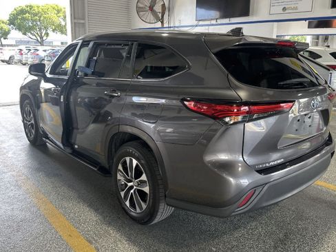 Used 2023 Toyota Highlander XLE FWD image 7