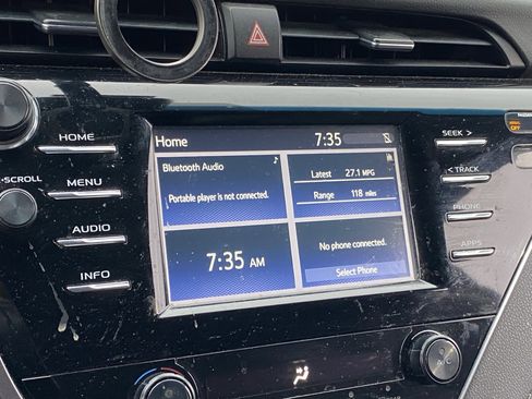 Used 2018 Toyota Camry SE FWD image 6