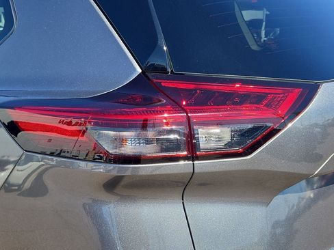 Used 2021 Nissan Rogue SV image 33