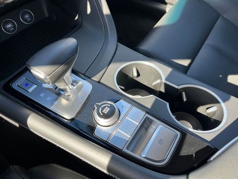 Used 2025 Genesis G70 2.5T image 41