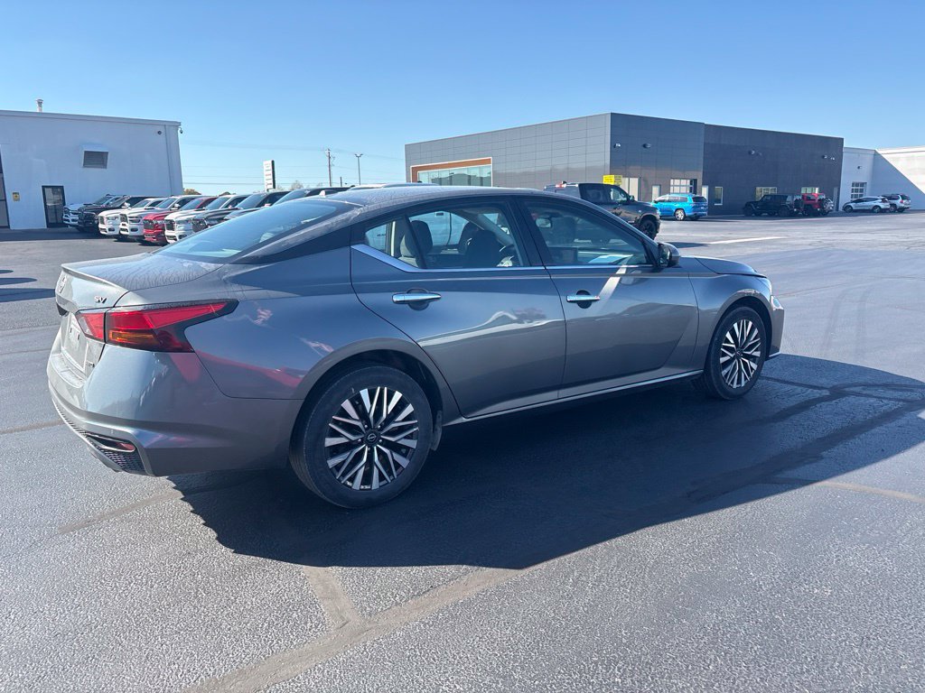 Used 2023 Nissan Altima 2.5 SV w/ SV Premium Package AWD/4WD image 12