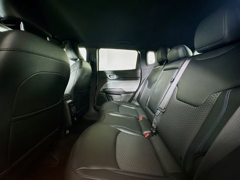 Used 2025 Jeep Compass Latitude image 27