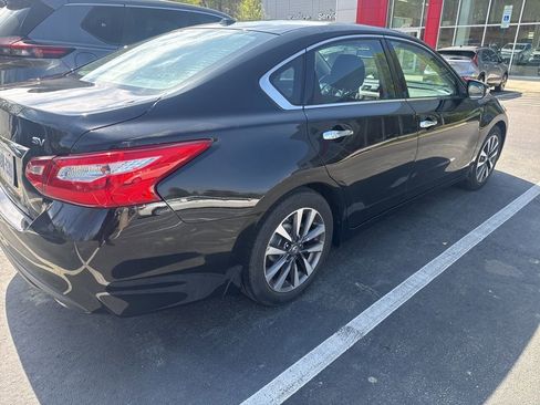 Used 2017 Nissan Altima 2.5 SV w/ Convenience Package image 4
