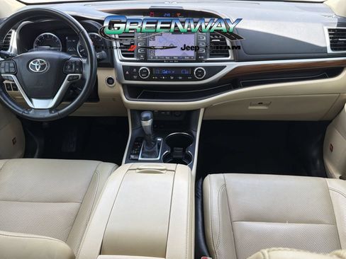 Used 2019 Toyota Highlander Limited Platinum FWD image 13