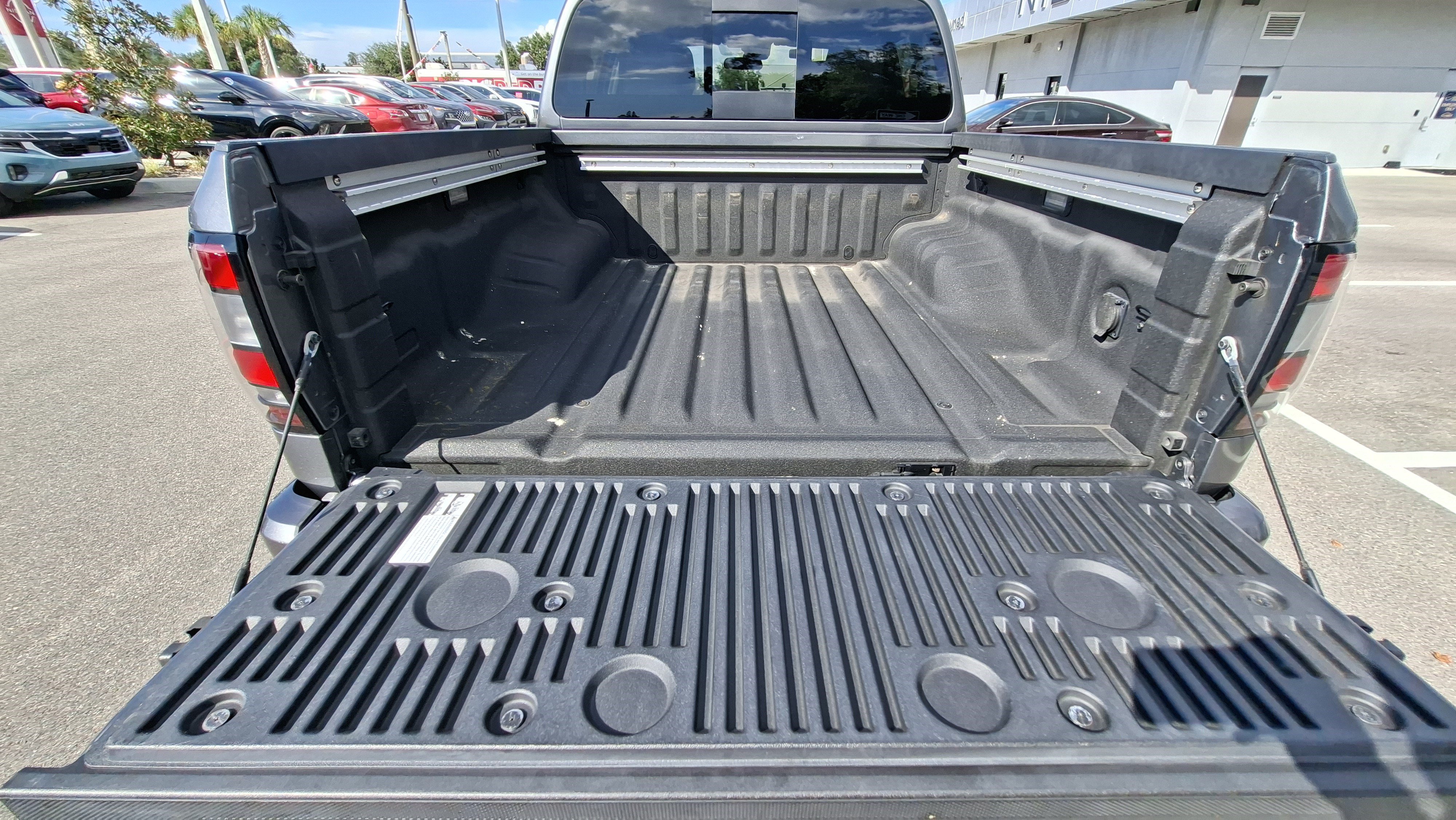 Used 2024 Nissan Frontier SV w/ SV Convenience Package RWD image 21
