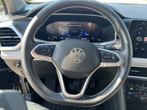 Certified 2025 Volkswagen Taos SE w/ Panoramic Sunroof Package image 17