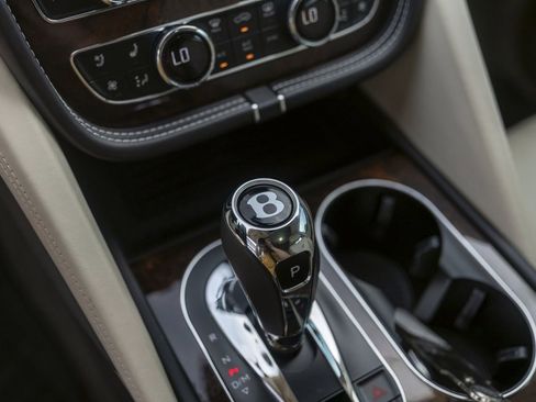 Used 2021 Bentley Bentayga AWD/4WD image 35