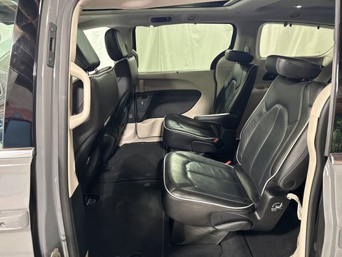 Used 2023 Chrysler Pacifica Limited FWD image 5