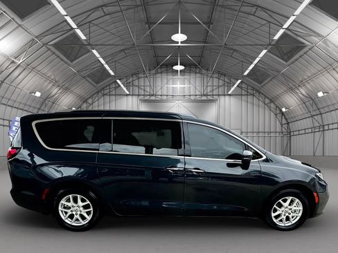 Used 2021 Chrysler Pacifica Touring-L FWD image 9