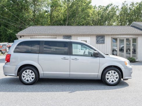 Used 2018 Dodge Grand Caravan SE w/ UConnect Hands-Free Group FWD image 11