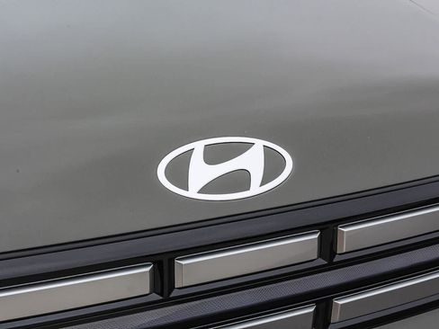 Used 2025 Hyundai Santa Fe SEL FWD image 11