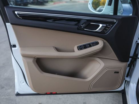 New 2026 Porsche Macan image 32