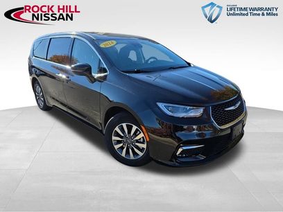 Used 2024 Chrysler Pacifica Select