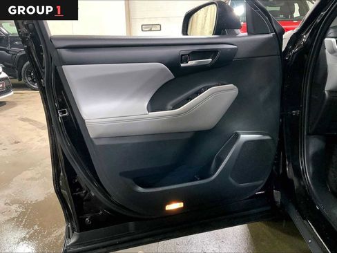 Certified 2021 Toyota Highlander XLE image 22