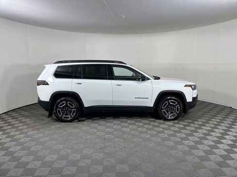 Used 2026 Jeep Cherokee Laredo AWD/4WD image 8