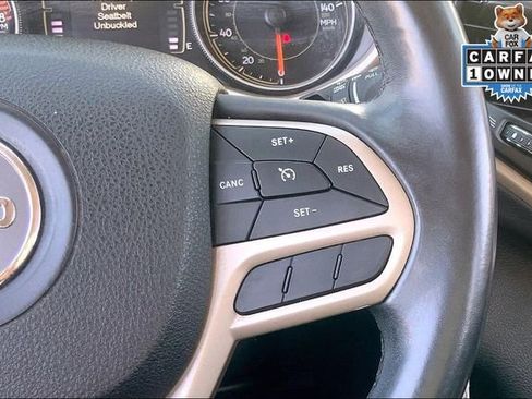 Used 2018 Jeep Cherokee Latitude w/ Altitude Package FWD image 17