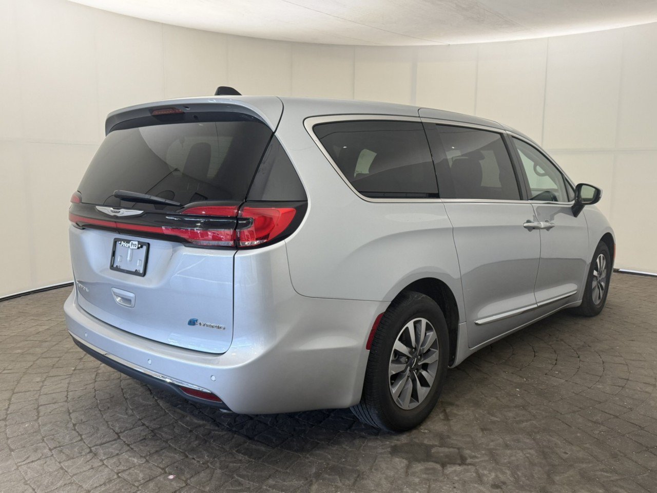 Used 2023 Chrysler Pacifica Limited FWD image 9