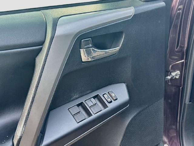 Used 2018 Toyota RAV4 XLE AWD/4WD image 17