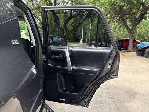 Used 2018 Toyota 4Runner SR5 AWD/4WD image 40