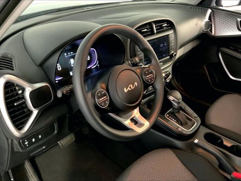 Used 2025 Kia Soul LX w/ LX Technology Package FWD image 14