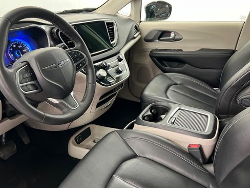 Used 2024 Chrysler Pacifica Touring-L FWD image 16