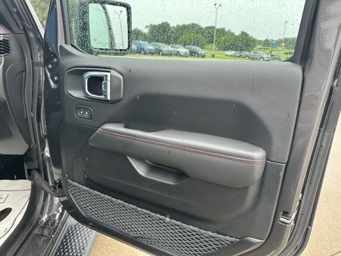 Used 2023 Jeep Wrangler Unlimited Rubicon w/ Cold Weather Group AWD/4WD image 37