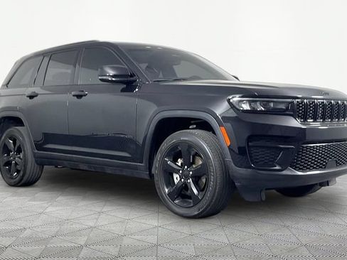 Used 2023 Jeep Grand Cherokee Altitude AWD/4WD image 3