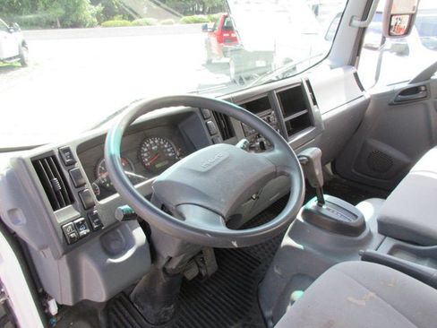 Used 2018 Isuzu NPR RWD image 7