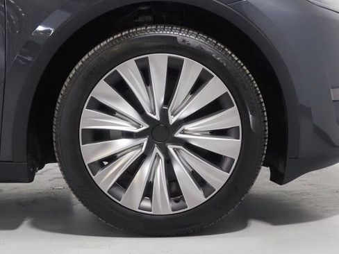 Used 2025 Tesla Model Y Long Range RWD image 44