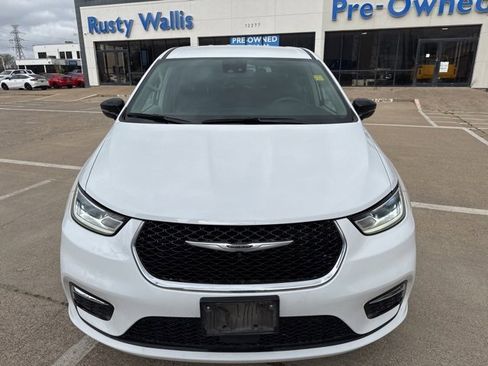 Used 2024 Chrysler Pacifica Touring-L image 5