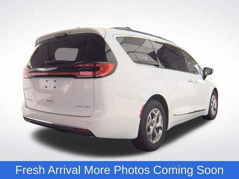 Used 2023 Chrysler Pacifica Limited FWD image 4