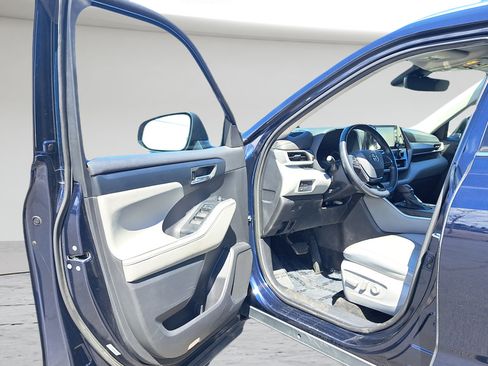 Used 2021 Toyota Highlander XLE AWD/4WD image 9