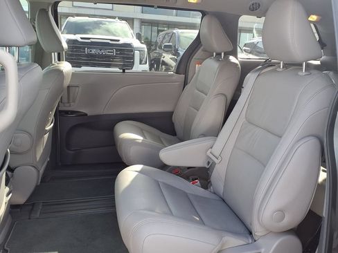 Used 2019 Toyota Sienna XLE w/ XLE Navigation Package FWD image 17