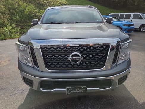 Used 2018 Nissan Titan SV w/ SV Convenience Package AWD/4WD image 9