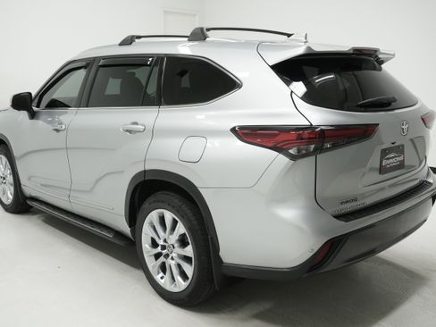 Used 2023 Toyota Highlander Limited image 6