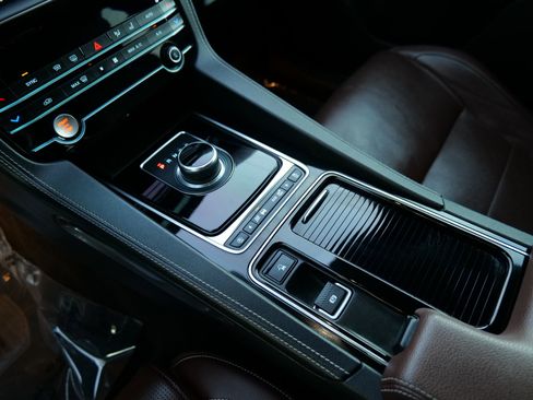 Used 2019 Jaguar F-PACE S image 32