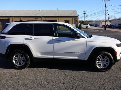 Used 2024 Jeep Grand Cherokee Laredo image 9