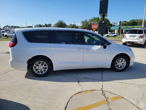 Used 2025 Chrysler Pacifica Select FWD image 5