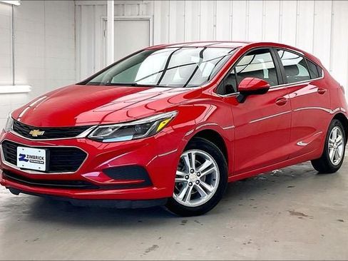 Used 2017 Chevrolet Cruze LT w/ Convenience Package FWD image 2