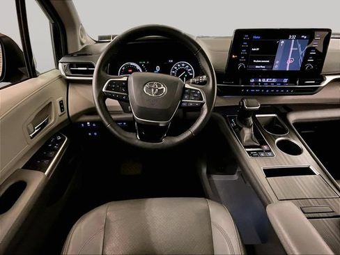 Used 2021 Toyota Sienna Limited FWD image 5