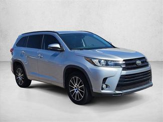 Used 2017 Toyota Highlander SE FWD video 3