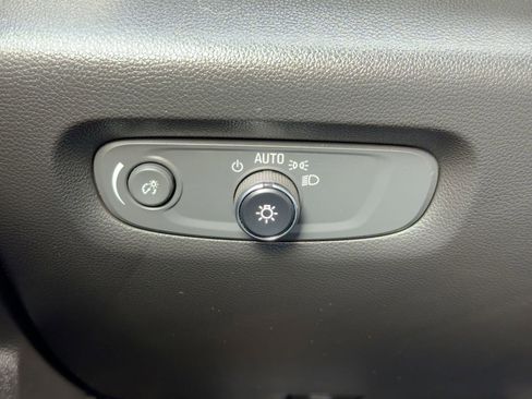 Used 2023 Chevrolet Traverse LT image 16